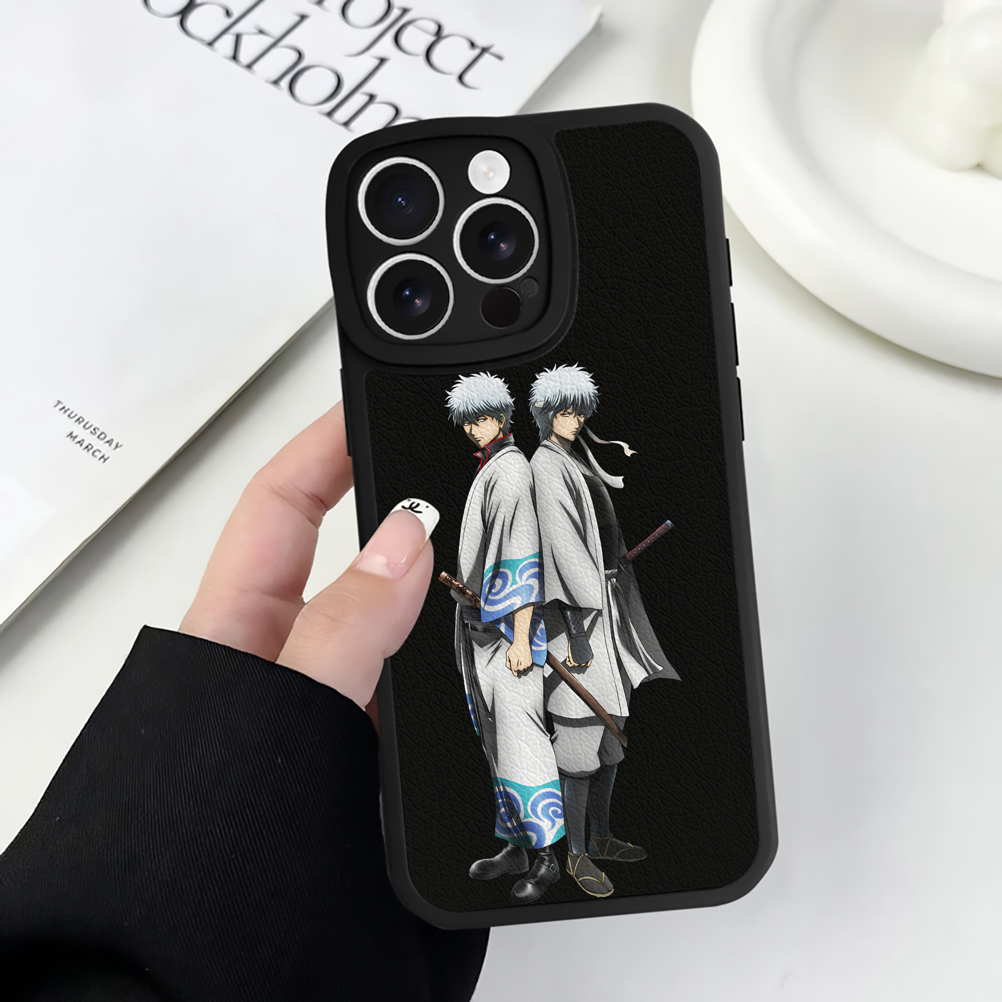 （画像用） ぎんたま 坂田銀時（さかたぎんとき） 神楽 志村新八（しむら しんぱち） GINTAMA Sakata Gintoki Kagura Shimura Shinpachi 【iPhone 16シリーズ対応】シリコンスマホケース（レザー調） 材質：シリコン